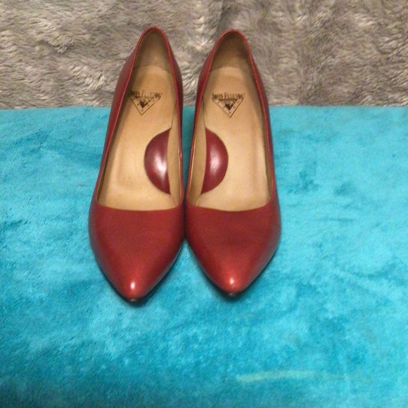 JOHN FLUEVOG RED LEATHER  WITH ANGULAR MID HEEL PUMP - Picture 4 of 8